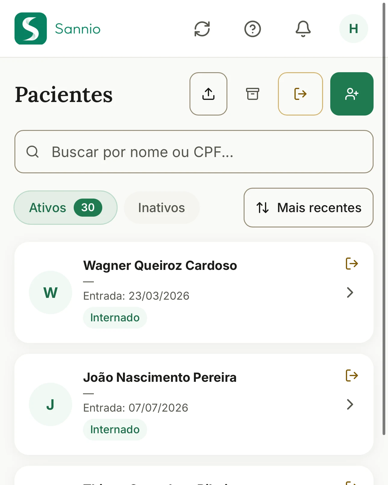 Tela de Pacientes do Sannio: lista de 30 pacientes ativos com busca por nome ou CPF, data de entrada e ações de ver, editar e registrar saída